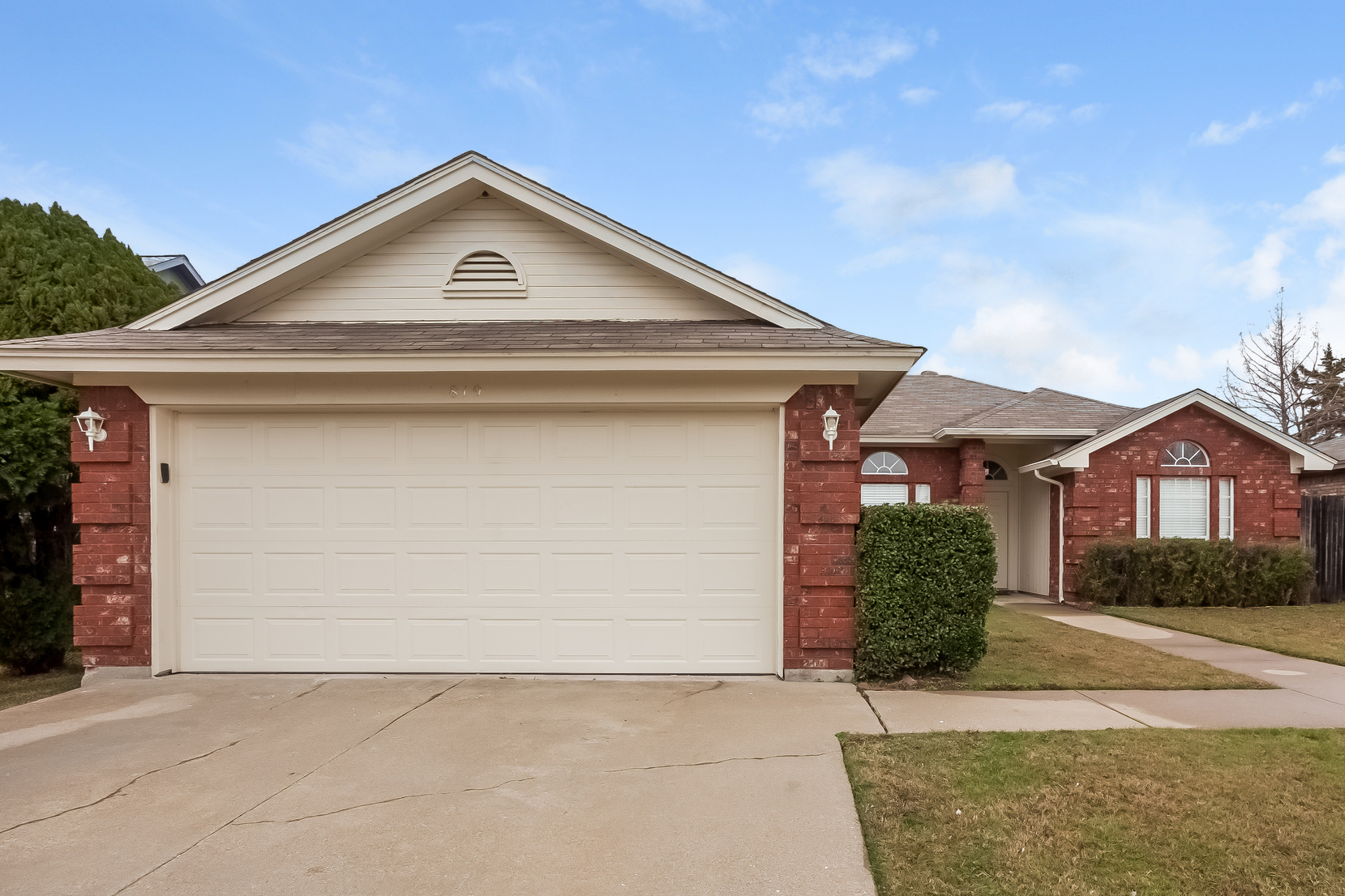 819 Carrington Drive, Arlington, TX 76001